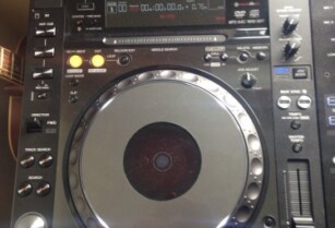 2 x PIONEER CDJ-2000 Nexus  and 1 x DJM-2000 DJ Mixer Nexus for only 2400 Euro