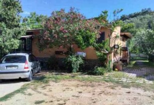 οικόπεδο 1.500τμ με 2 κατοικίες και 1 εξοχικό
