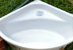 Πωλείται γωνιακή μπανιέρα